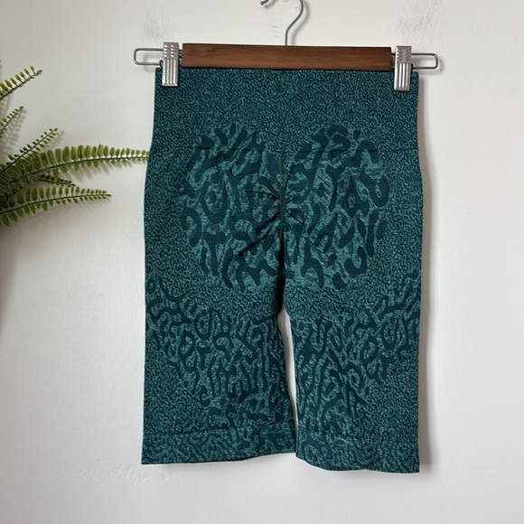 NWT Gymshark Adapt Seamless Emerald Green Animal Print Shorts - Picture 4 of 9